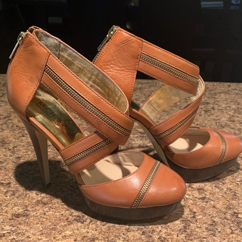 EUC Michael Kors Heels Zipper Details Camel 8.5